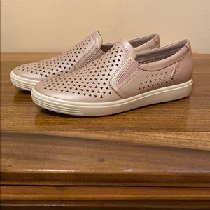 ECCO Soft Flats